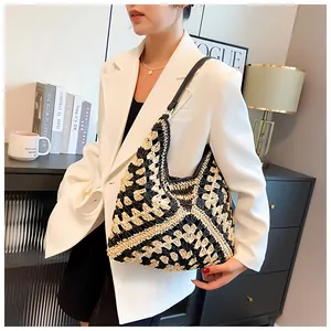 Détail du sac cabas bohème en corde de papier tissée avec bandoulière en cuir