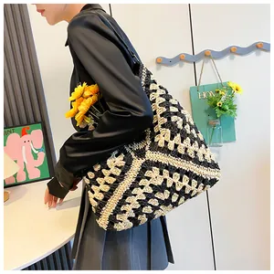 Sac fourre-tout au crochet avec motif géométrique porté à l'épaule pour l'été