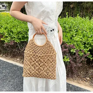 Vista detallada del tejido macramé artesanal en este bolso de playa beige para el verano