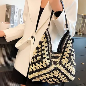 Sac cabas en paille tissée avec motif au crochet géométrique et bandoulière en cuir