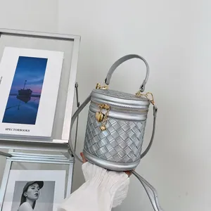 Sac Seau Tissé en Cuir PU pour Femmes Sac Cylindre Avec Pendentif Coeur Fermeture Éclair Bandoulière Réglable