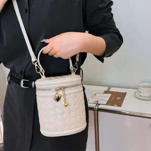 Sac seau tressé blanc cassé chic avec pendentif cœur et bandoulière réglable