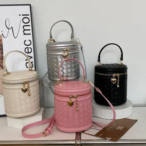 Sacs seaux cylindriques tressés à la mode en quatre couleurs avec breloques cœur
