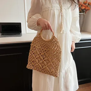 Bolso de macramé hecho a mano con asas redondas de madera para vacaciones y playa chic
