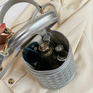 Sac seau tissé argenté avec poignée, fermeture éclair dorée et espace de rangement intérieur