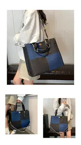 Détail du sac cabas en denim patchwork avec fermoir doré et bandoulière rayée