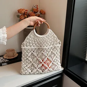 Bolso de paja blanco tejido a mano con asas de madera para vacaciones de verano