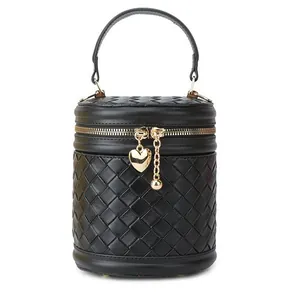 Sac seau chic en cuir tressé noir avec poignée et breloque cœur dorée sur le zip