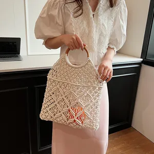 Bolso playero de macramé hecho a mano con asas redondas de madera y tejidos huecos