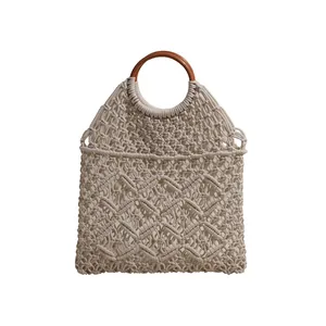 Bolso de macramé hecho a mano color crema con asas redondas de madera para playa verano