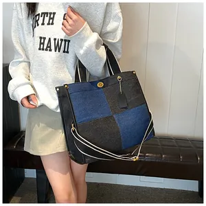 Détail du sac cabas en jean avec patchwork bicolore et bandoulière tissée rayée