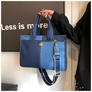 Détail du sac cabas en patchwork de denim avec fermoir tournant doré et bandoulière réglable