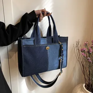 Sac cabas en jean patchwork chic avec fermoir rose dorée et bandoulière réglable en toile