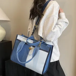 Sac fourre-tout en jean contrasté avec motif à rayures et ferrures dorées chic