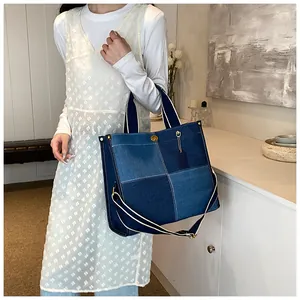 Détail du sac cabas en patchwork de denim avec fermoir et bandoulière réglable