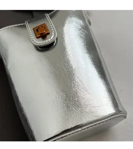 Gros plan sur le sac en similicuir argenté métallisé avec texture plissée et boucle
