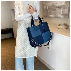 Détail du sac cabas en denim avec motif patchwork et fermoir tournant doré élégant