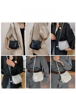 Détails des sacs seau à motif crocodile en noir, argent et blanc avec pendentif