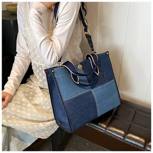 Détail du cabas en jean patchwork avec fermoir rotatif doré et large bandoulière tissée