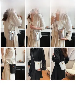 Vues détaillées du mannequin avec un mini sac bandoulière vertical en argent et blanc mat