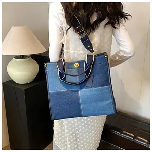 Vue arrière d'un sac cabas en patchwork de denim avec boucle dorée et bandoulière