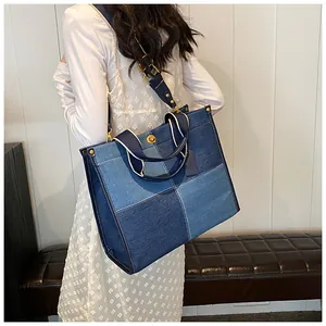 Sac cabas en patchwork de denim à bandoulière réglable et rivets montré sur un mannequin