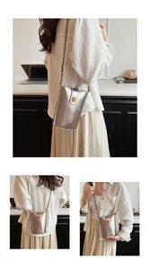 Détail du sac à chaîne argenté avec fermoir rotatif doré et finition métallique
