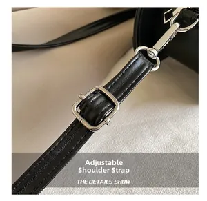 Λεπτομέρεια από ρυθμιζόμενο μαύρο δερμάτινο λουράκι με ασημένια αγκράφα για τσάντα