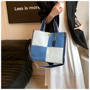 Détail du sac cabas en denim à damier avec patchwork bleu et bandoulière réglable