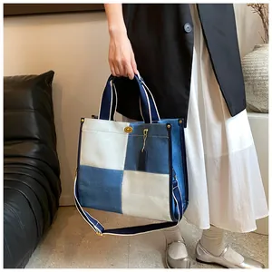 Vue détaillée du sac en jean à carreaux bleus et blancs avec fermoir doré rotatif