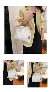 Detail van florale jacquard tas met bamboe handvat en blauwe kwast in Chinese stijl