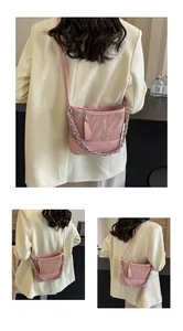 Detail van roze emmertas met zilveren ketting en geplooide lederen textuur-afwerking