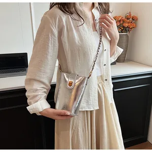 Détail du mini sac bandoulière argenté métallisé avec fermoir carré doré élégant