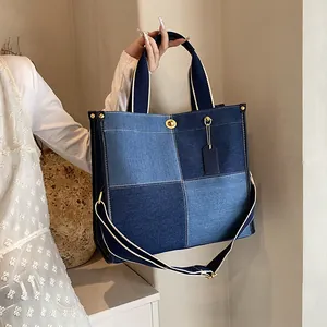 Sac fourre-tout en denim patchwork avec fermoir rotatif doré et bandoulière réglable