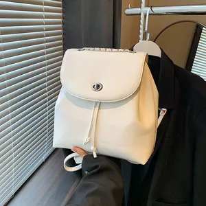 Minimalistischer cremeweißer Lederrucksack mit silbernem Drehverschluss und Kette