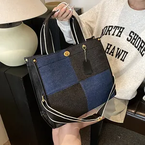 Sac fourre-tout en denim patchwork avec bandoulière réglable et fermoir doré