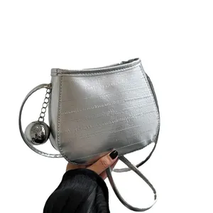 Sac seau chic en métal argenté avec motifs matelassés et pendentif décoratif en boule