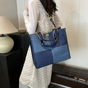 Sac fourre-tout en denim patchwork bleu avec fermoir doré et bandoulière amovible