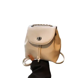 Mini-Rucksack in Beige aus Kunstleder mit silbernem Drehverschluss und Ketten-Tragegriff