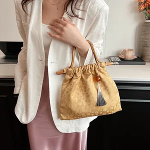 Nieuwe Chinese stijl jacquard handtas met bamboe handvat en elegante kwastjes detail