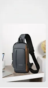 Détail du sac bandoulière gris avec port de charge USB latéral et serrure antivol à code