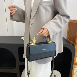 Sac boîte noir en cuir PU avec anse dorée courbée et lettrage mode élégant