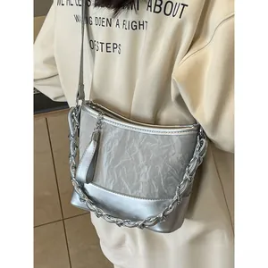 Dames Mode Geplooide PU Lederen Bucket Tas Met Zilveren Metalen Ketting Kwastje Patchwork Schoudertas Crossbodytas Voor Dagelijks Gebruik