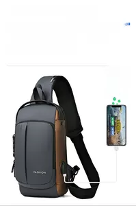 Détail du sac de poitrine moto avec port de charge USB et serrure à combinaison sûre