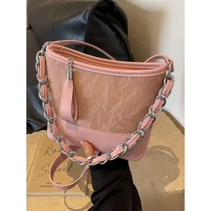 Roze bucket bag voor dames met marmertextuur en zilveren ketting schouderriem