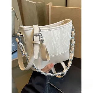 Chique crème witte patchwork schoudertas met zilveren ketting en verstelbare riem
