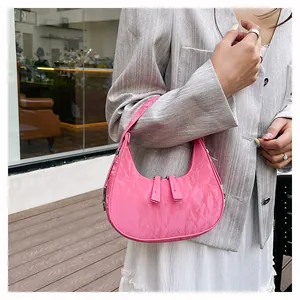 Detail van roze hobo tas met geplooide laklederen afwerking en dubbele ritssluiting