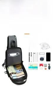 Détail de l'intérieur du sac à bandoulière gris pour iPad, appareil photo et accessoires