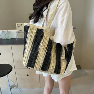 Grande borsa tote in paglia intrecciata a righe verticali nere e beige per viaggi estivi