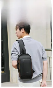 Sac bandoulière homme avec port de charge USB latéral et serrure antivol à combinaison